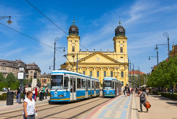 Kossuth plein en protestantse grote kerk in Debrecen, Hongarije — Stockfoto