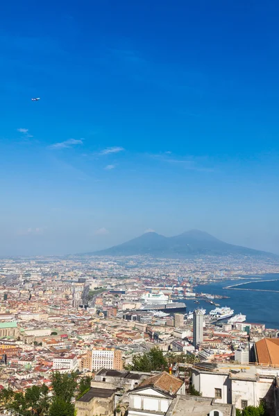 Veduta panoramica della città di Napoli e del Vesuvio — Foto Stock