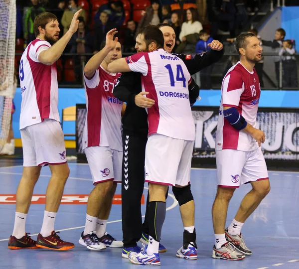 Balonmano juego Motor Zaporozhye vs Kadetten Schaffhausen — Foto de Stock