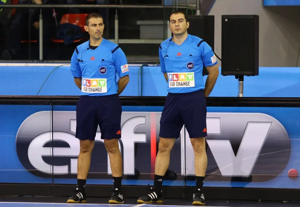 Zwei Handballschiedsrichter — Stockfoto