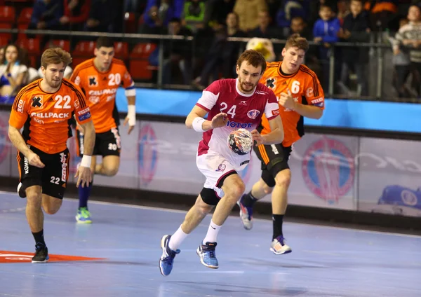 Balonmano juego Motor Zaporozhye vs Kadetten Schaffhausen — Foto de Stock