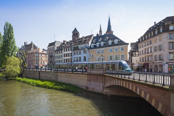 Nowoczesny tramwaj na ulicach Strasbourg, Francja — Zdjęcie stockowe