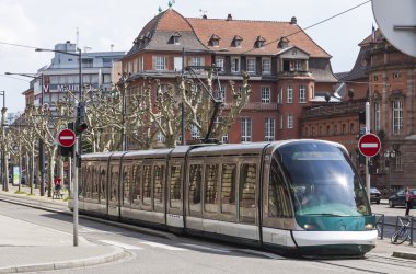 Strasbourg, Fransa'nın bir sokakta modern tramvay