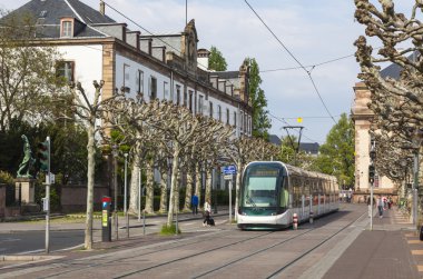 Strasbourg, Fransa'nın bir sokakta modern tramvay
