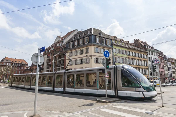 Moderne Straßenbahn in einer Strasse von Strasbourg, Frankreich — Stockfoto