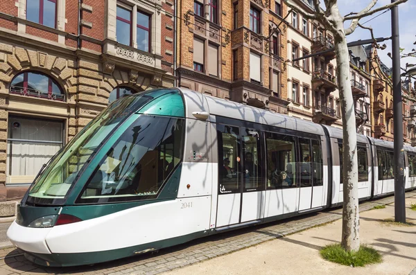 Tram moderne dans une rue de Strasbourg, France — Photo