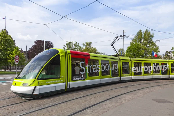 Eléctrico moderno numa rua de Estrasburgo, França — Fotografia de Stock