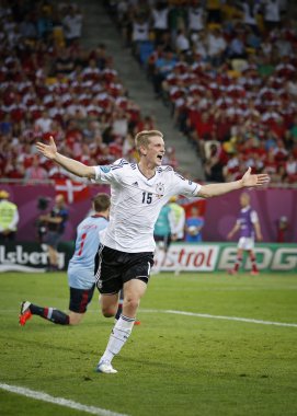 Lars Bender Almanya'nın bir gol attı sonra tepki verir