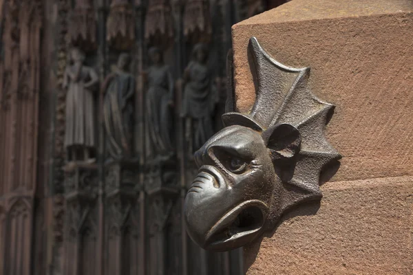 Détails de décoration de l'entrée principale de la cathédrale de Strasbourg, France — Photo