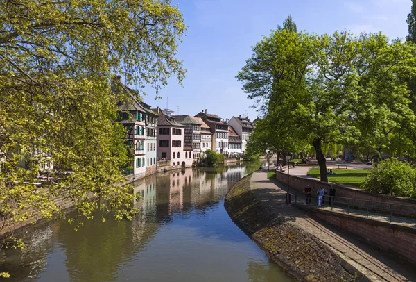 Canal de agua en la zona Petite France en la ciudad de Estrasburgo, Francia — Foto de Stock