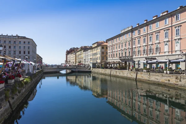 Buildings reflected in the calm sea water of the Canal Grande, T — Stock Photo, Image