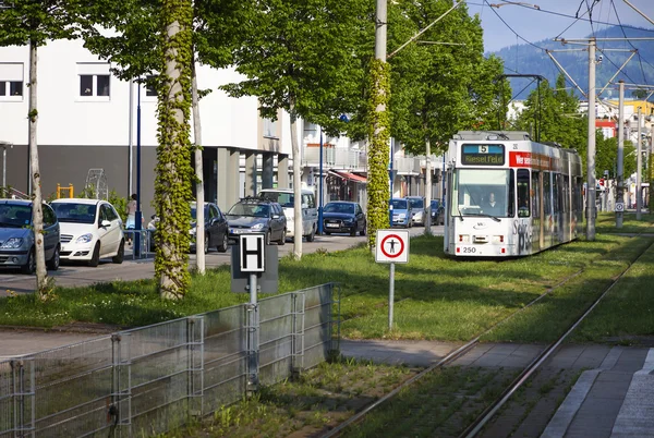 Tram dans le centre de Fribourg-en-Brisgau, Allemagne — Photo