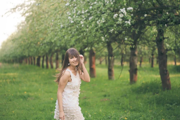 Menina correndo no jardim — Fotografia de Stock