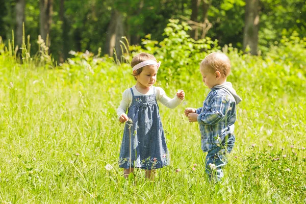 Menino e menina — Fotografia de Stock