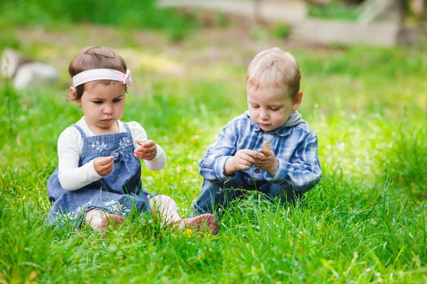 Niños juego al aire libre — Foto de Stock