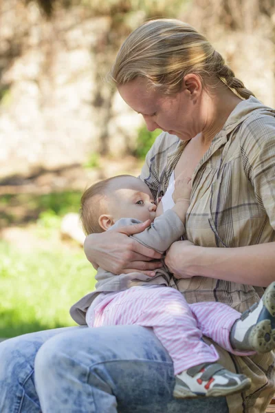 어머니 breastfeeds 아기 — 스톡 사진