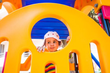 Bir oyun üzerinde sevimli kız