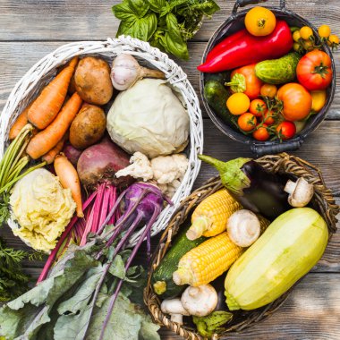 Tahta masada sebzeler