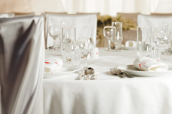 Weißer Hochzeitstisch gedeckt — Stockfoto