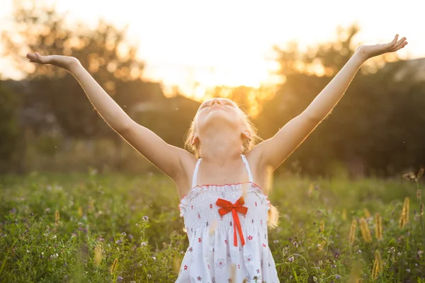 Lykkelig liten jente – stockfoto