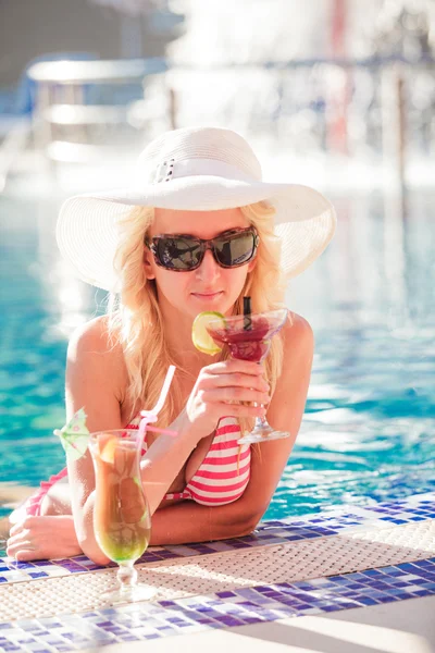 Woman in swimming pool — Stock Photo, Image