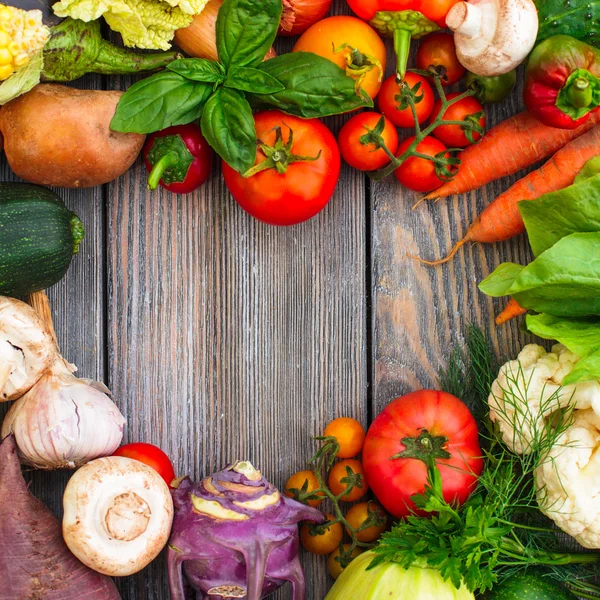 Légumes sur table en bois — Photo