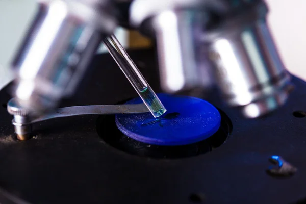 Científicos en el laboratorio químico — Foto de Stock