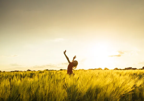 Flicka på sunset — Stockfoto