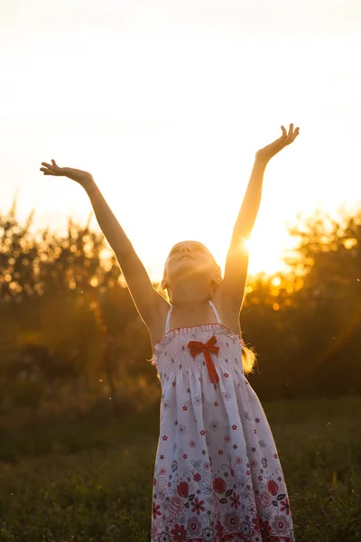 Glückliches kleines Mädchen — Stockfoto