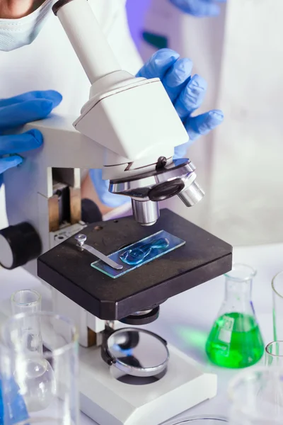 Científicos en el laboratorio químico — Foto de Stock