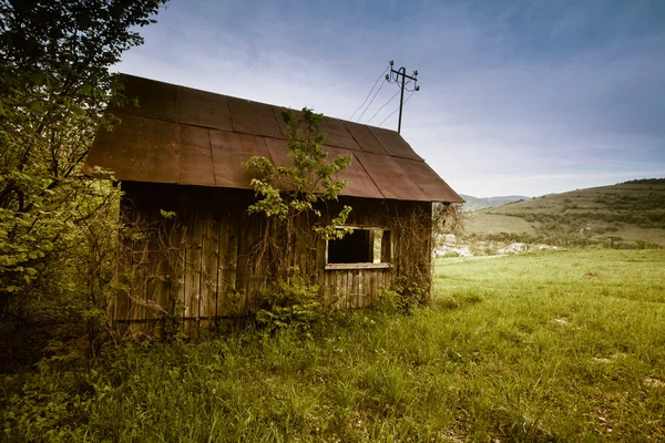 Yaz aylarında eski ev — Stok fotoğraf