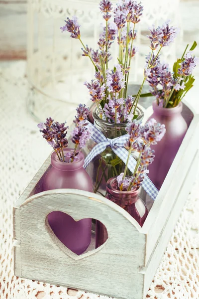 Lavendel i flaskor inredning — Stockfoto