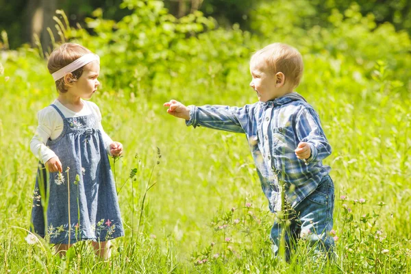 男の子と女の子 — ストック写真