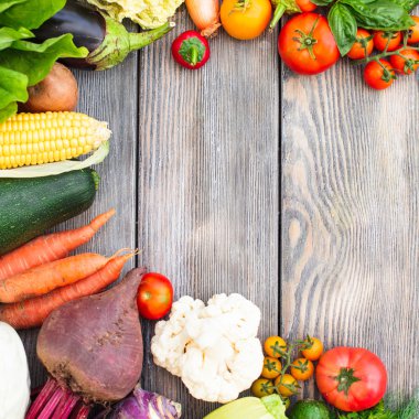 Tahta masada sebzeler