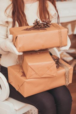 hediye kutuları ile kız