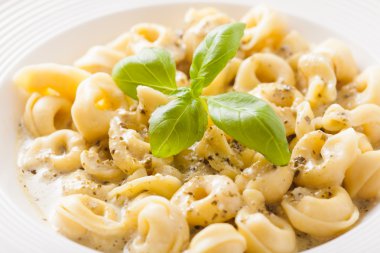 Tortellini pesto ile