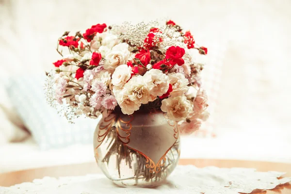 Mazzo di fiori sul tavolo — Foto Stock