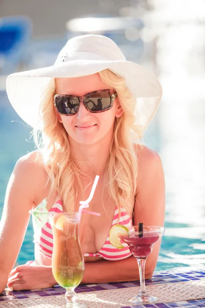 Woman in swimming pool — Stock Photo, Image