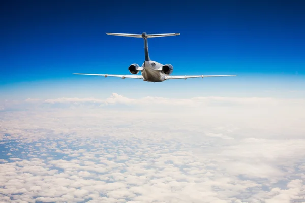 Volando un avión en el cielo — Foto de Stock