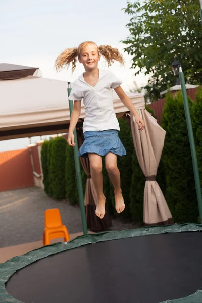 Chica está saltando en batut — Foto de Stock