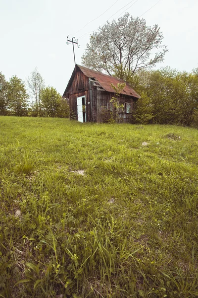 Yaz aylarında eski ev — Stok fotoğraf