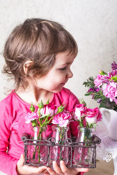 Flicka med blommor — Stockfoto