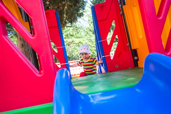 Entzückendes Mädchen auf einem Spielplatz — Stockfoto