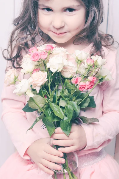 Menina com rosas — Fotografia de Stock