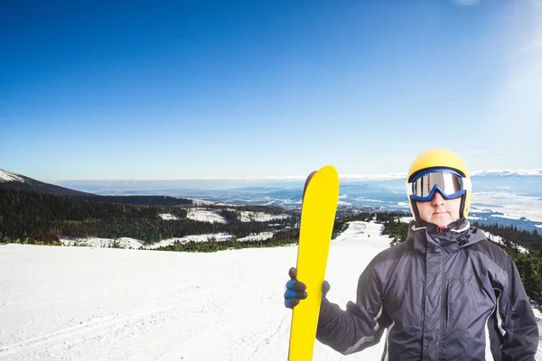 Skipiste en skiër — Stockfoto