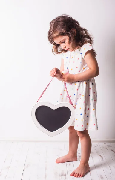 A menina com um coração — Fotografia de Stock