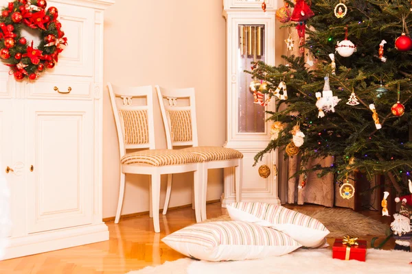 Árbol de Navidad en el salón — Foto de Stock