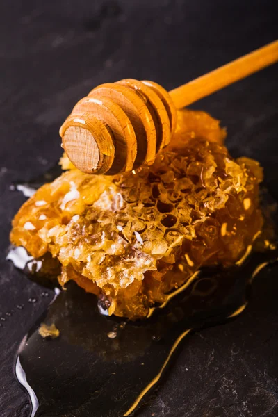 Honing druppelen en kam — Stockfoto