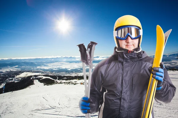 Declive de esqui e esquiador — Fotografia de Stock