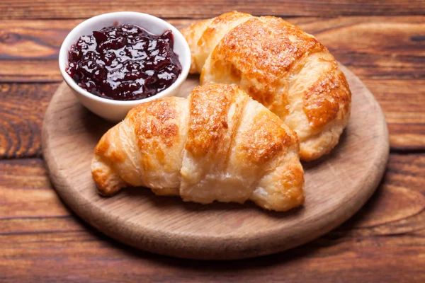 Snídaně s čerstvými croissanty — Stock fotografie